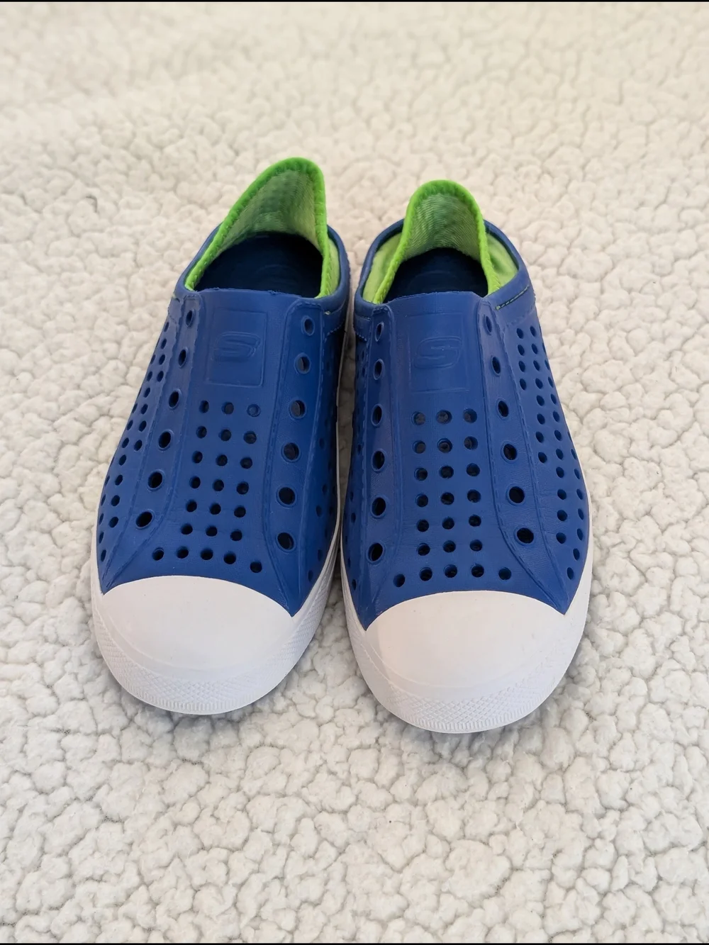 Great Condition: Skechers Foamies Guzman Steps Kids 3